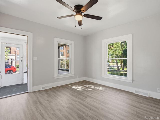 25 Lincoln Street, Pontiac, MI 48341