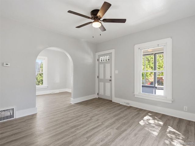 25 Lincoln Street, Pontiac, MI 48341