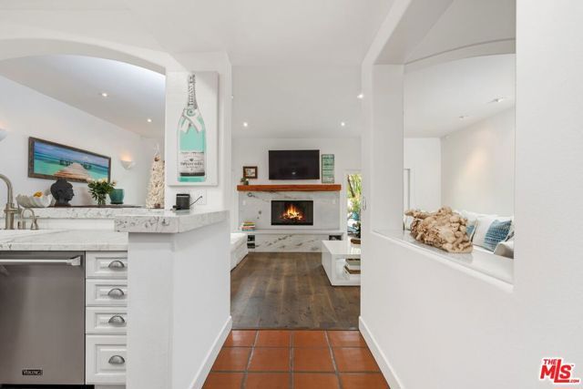 6435 Zumirez Drive 10, Malibu, CA 90265