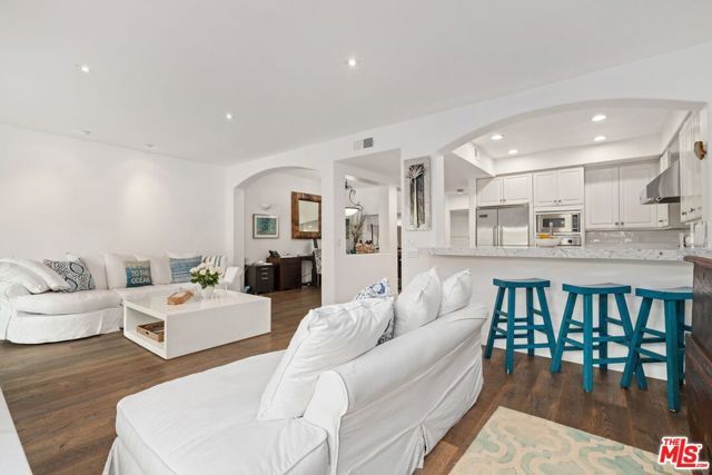 6435 Zumirez Drive 10, Malibu, CA 90265