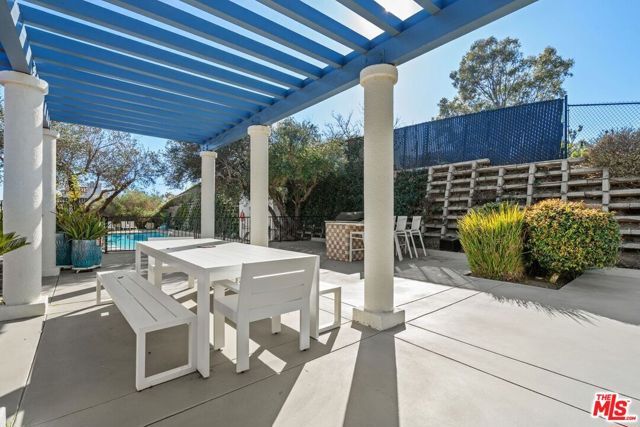 6435 Zumirez Drive 10, Malibu, CA 90265