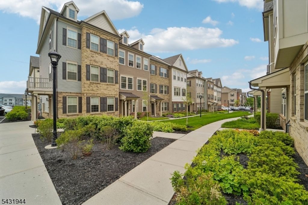 1 Haralson Ct, Livingston Twp., NJ 07039