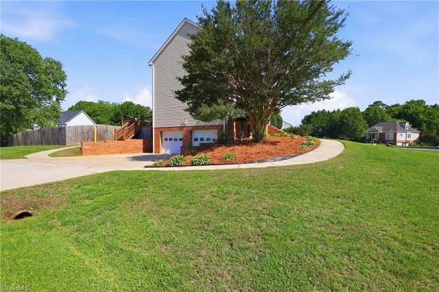3718 Squirewood Drive, Clemmons, NC 27012