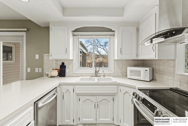 648 S 214th Street, Omaha, NE 68022