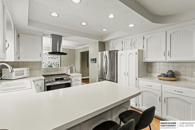 648 S 214th Street, Omaha, NE 68022