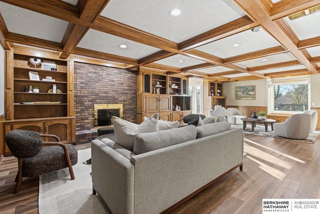 648 S 214th Street, Omaha, NE 68022