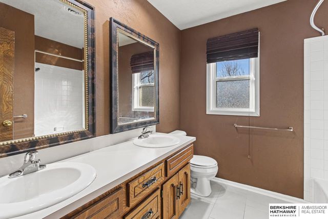 648 S 214th Street, Omaha, NE 68022