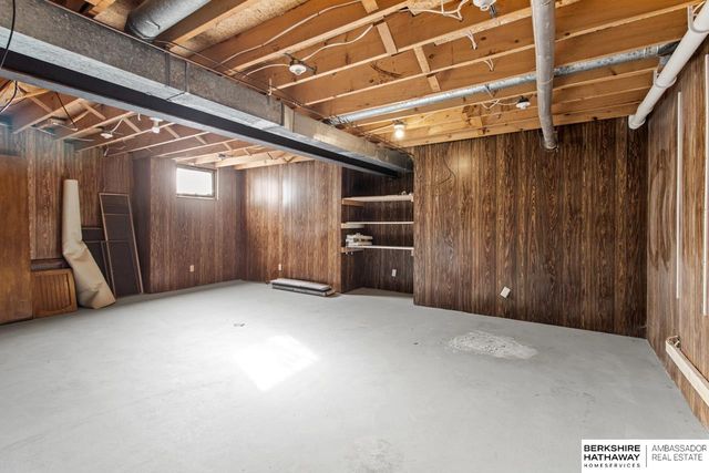 648 S 214th Street, Omaha, NE 68022