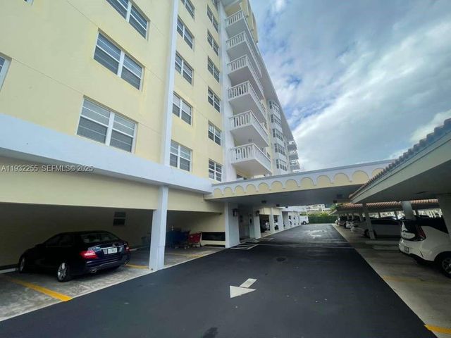 2500 NE 48th Ln 301, Fort Lauderdale, FL 33308