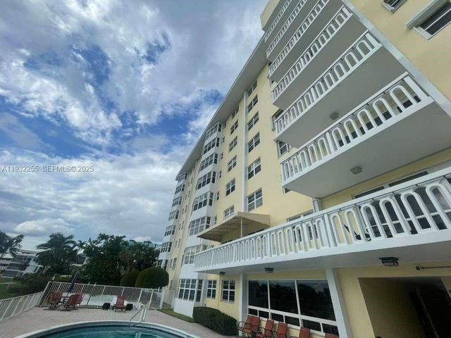 2500 NE 48th Ln 301, Fort Lauderdale, FL 33308
