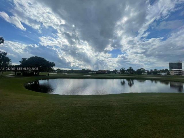 2500 NE 48th Ln 301, Fort Lauderdale, FL 33308