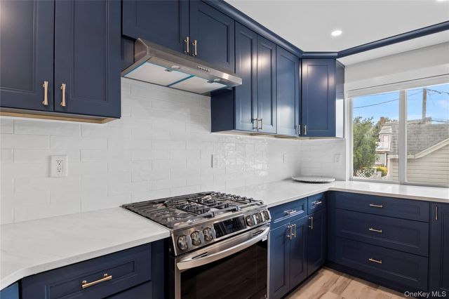 19 Pine Lane, Bayville, NY 11709