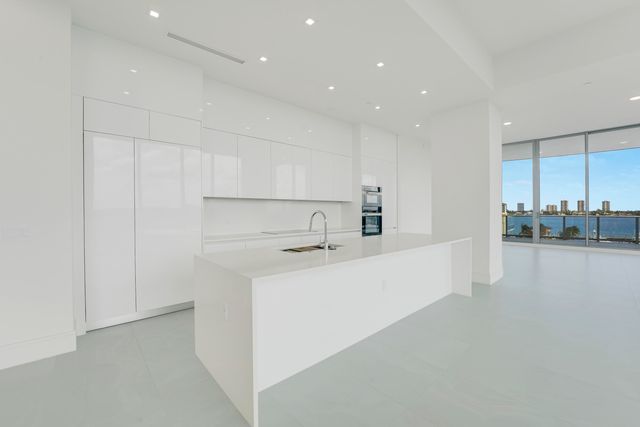 220 Lake Shore Drive 612, Lake Park, FL 33403