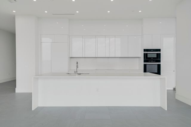 220 Lake Shore Drive 612, Lake Park, FL 33403