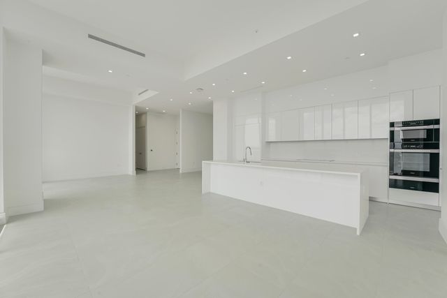 220 Lake Shore Drive 612, Lake Park, FL 33403