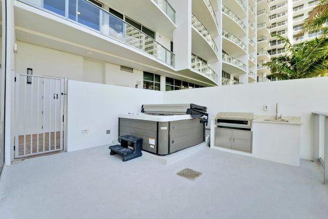 220 Lake Shore Drive 612, Lake Park, FL 33403