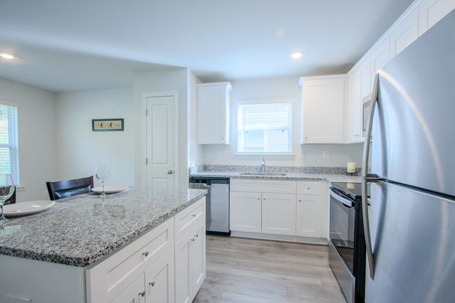 1003 Autumnwood Dr, Dickson, TN 37055