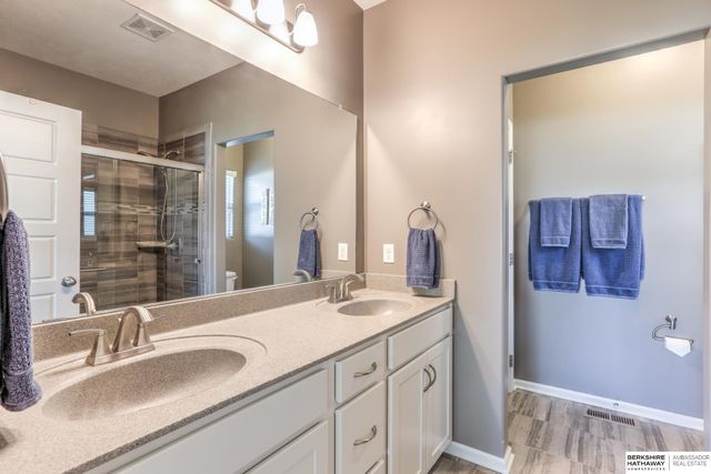 6010 N 152 Avenue, Omaha, NE 68116