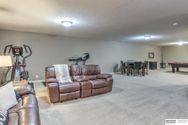 6010 N 152 Avenue, Omaha, NE 68116