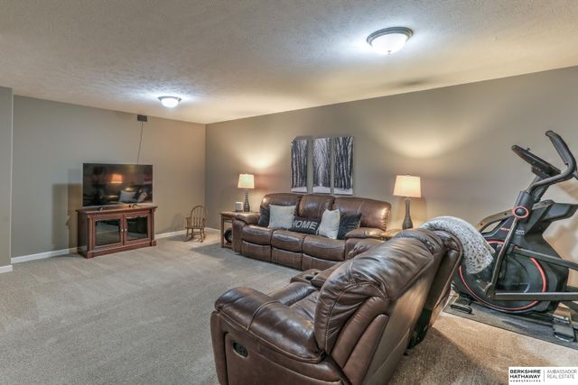6010 N 152 Avenue, Omaha, NE 68116