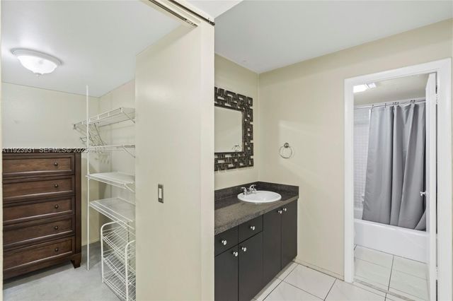 3800 N Hills Dr 206, Hollywood, FL 33021