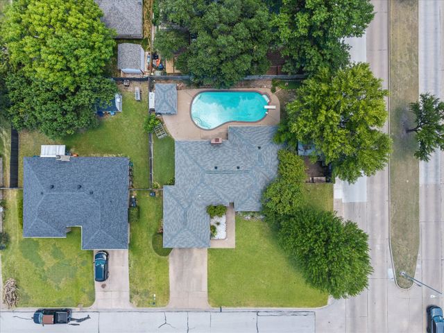 100 Downwood Drive, Burleson, TX 76028