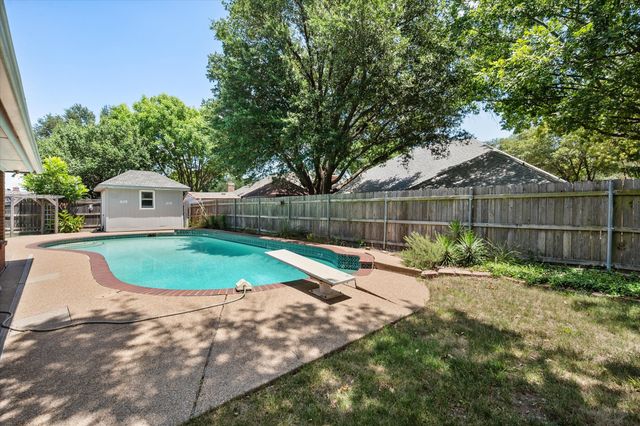 100 Downwood Drive, Burleson, TX 76028