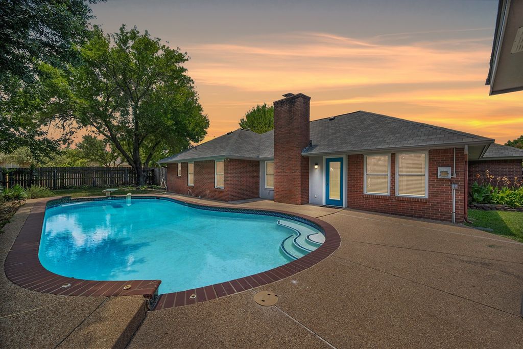 100 Downwood Drive, Burleson, TX 76028