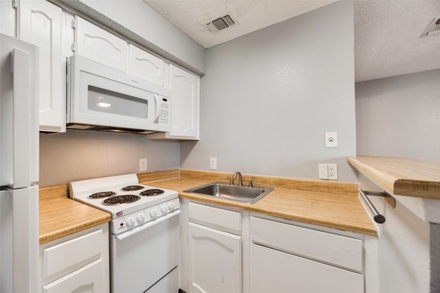 3121 Sondra Drive 302, Fort Worth, TX 76107