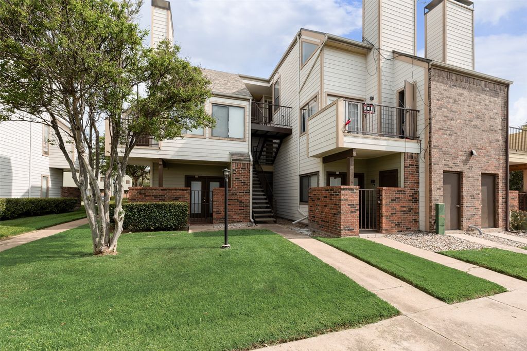 3121 Sondra Drive 302, Fort Worth, TX 76107