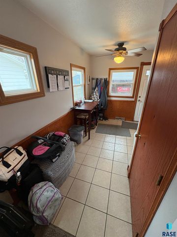 3712 S Hawthorne Ave Avenue, Sioux Falls, SD 57105