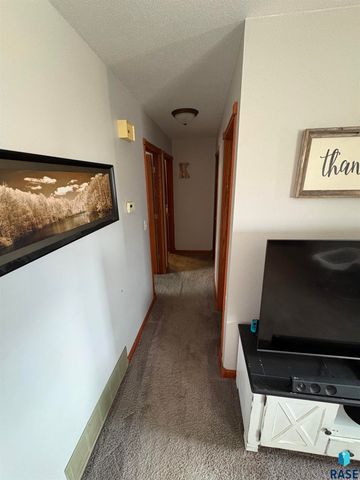 3712 S Hawthorne Ave Avenue, Sioux Falls, SD 57105