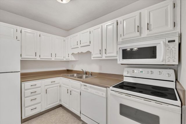 1249 48th Avenue 16, East Moline, IL 61244
