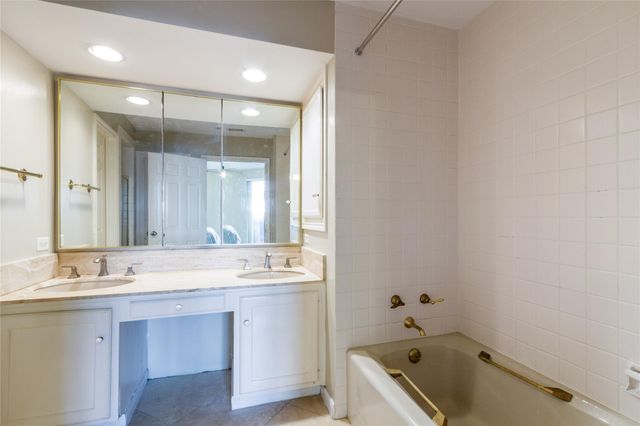 3350 Mccue Road 201, Houston, TX 77056