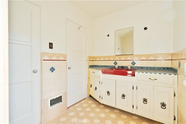 1968 N Wilton, Los Angeles, CA 90068