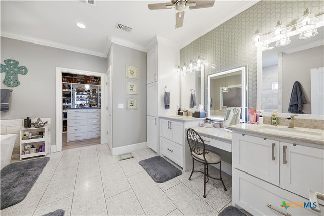 2244 W US Highway 90a, Hallettsville, TX 77964