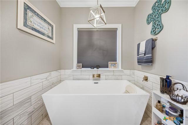 2244 W US Highway 90a, Hallettsville, TX 77964