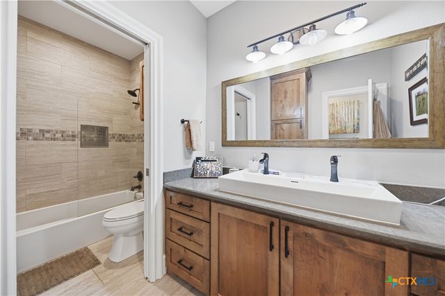 2244 W US Highway 90a, Hallettsville, TX 77964