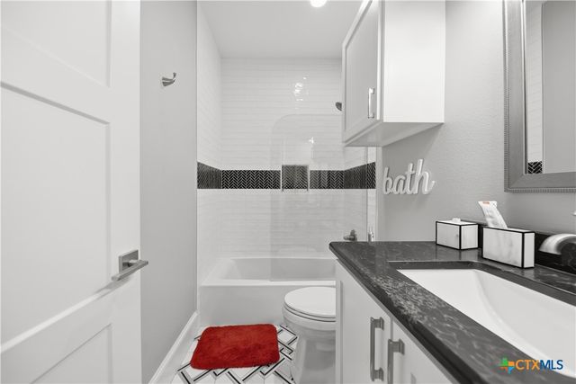 2244 W US Highway 90a, Hallettsville, TX 77964