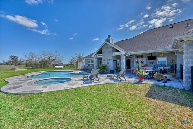 2244 W US Highway 90a, Hallettsville, TX 77964