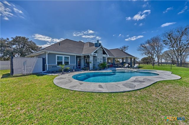 2244 W US Highway 90a, Hallettsville, TX 77964