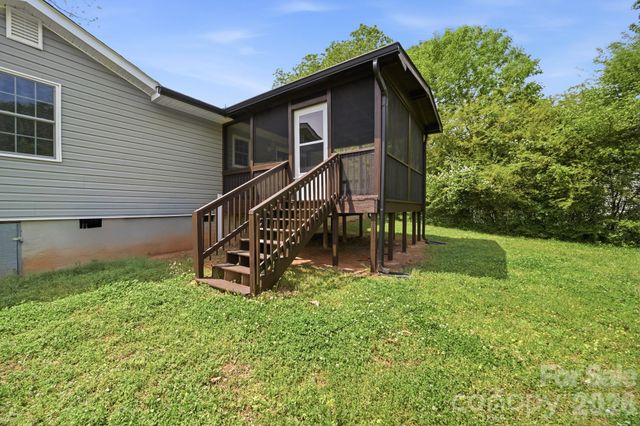 219 Breezewood Drive, Charlotte, NC 28262