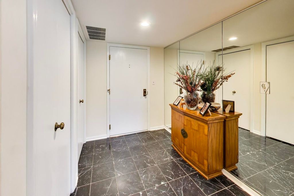 3 The Court Of Harborside Court 208, Northbrook, IL 60062 — photo 3
