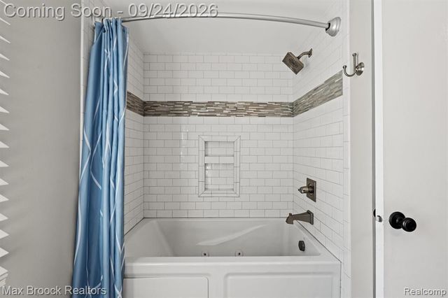 4467 Apple Valley Lane, West Bloomfield, MI 48323