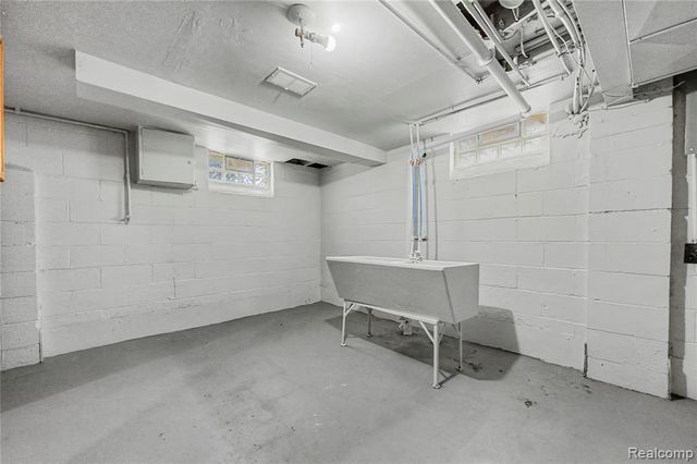 516 E Granet Avenue, Hazel Park, MI 48030