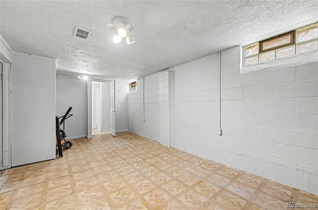 516 E Granet Avenue, Hazel Park, MI 48030