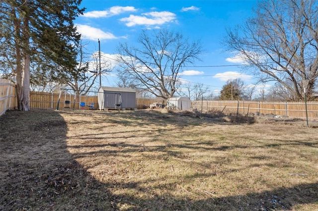 7036 N Harrison Street, Gladstone, MO 64118