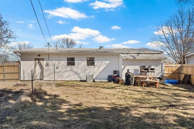 7036 N Harrison Street, Gladstone, MO 64118
