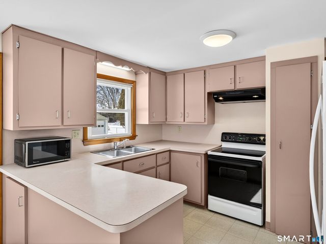 42 Roseleah Drive, Waterford, CT 06385