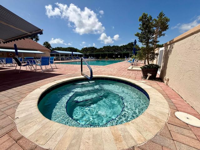 7922 Sandy Pointe Drive, Delray Beach, FL 33446